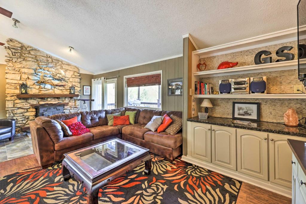 Holiday Island Home Hot Tub and Wood Stove! - Image 4