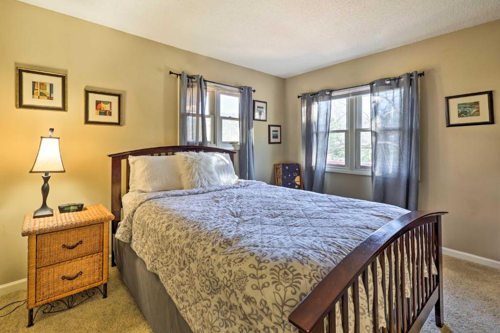 Holiday Island Home Hot Tub and Wood Stove! - Image 7