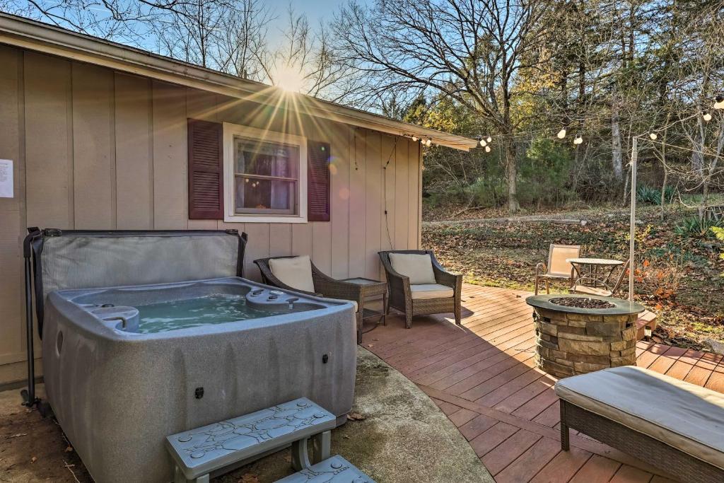 Holiday Island Home Hot Tub and Wood Stove!