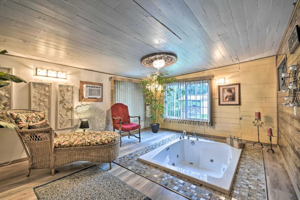 Hot Tub (Jacuzzi) - Photo 2