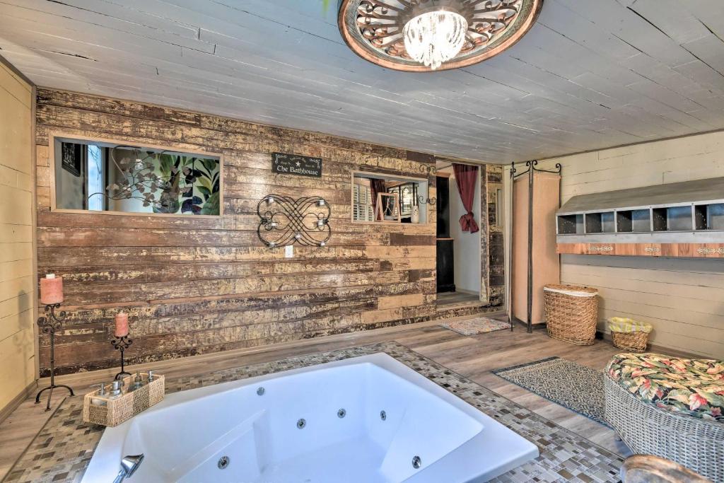 Rustic Chic Home 1 Mi to Dtwn Hot Springs!