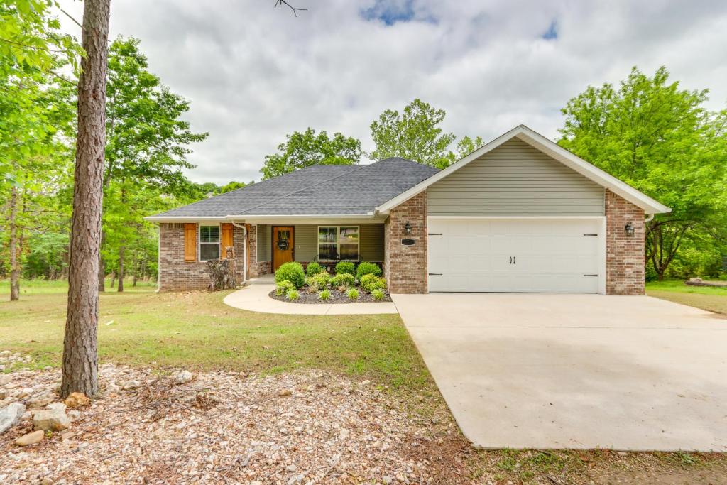 Eureka Springs Family Home - half Mi to Marina! - Image 7