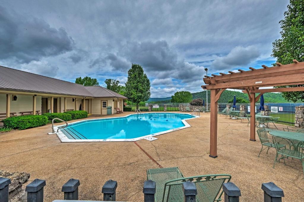 Eureka Springs Family Home - half Mi to Marina! - Image 4