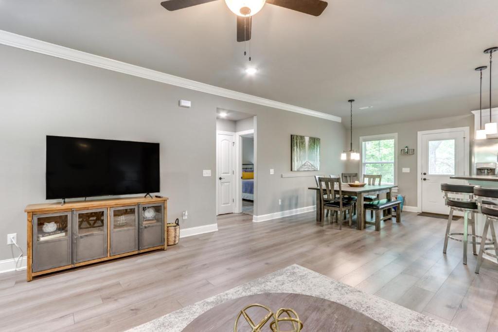 Eureka Springs Family Home - half Mi to Marina! - Image 6