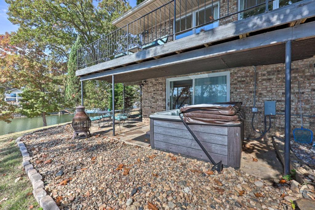 Hot Tub (Jacuzzi) - Photo 2