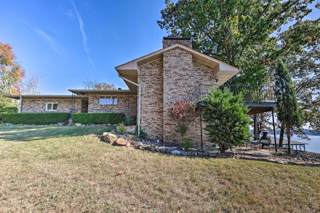 Hot Tub and Dock Lakefront Home in Hot Springs - Image 7
