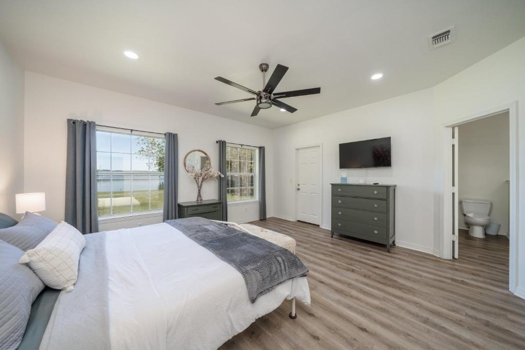 Lakeside Haven with Hot Tub - Image 6