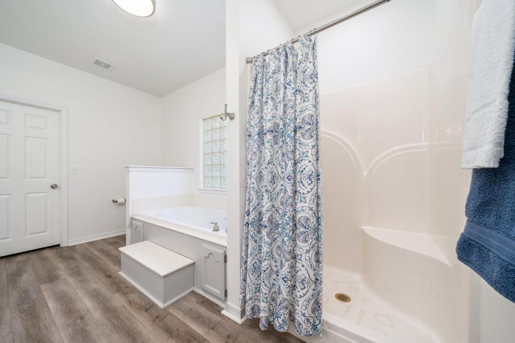 Lakeside Haven with Hot Tub