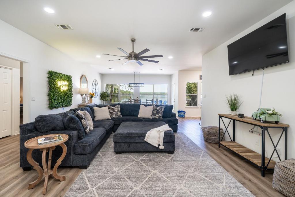 Lakeside Haven with Hot Tub - Image 5