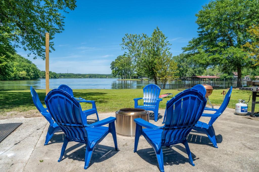 Lakeside Haven with Hot Tub - Image 8
