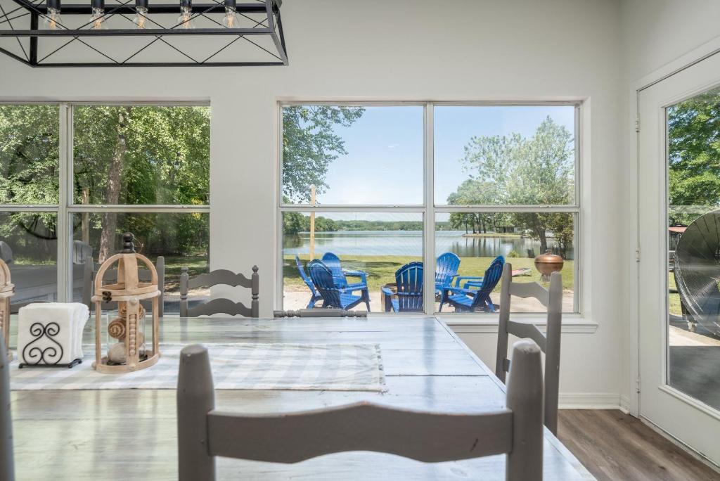 Lakeside Haven with Hot Tub - Image 4