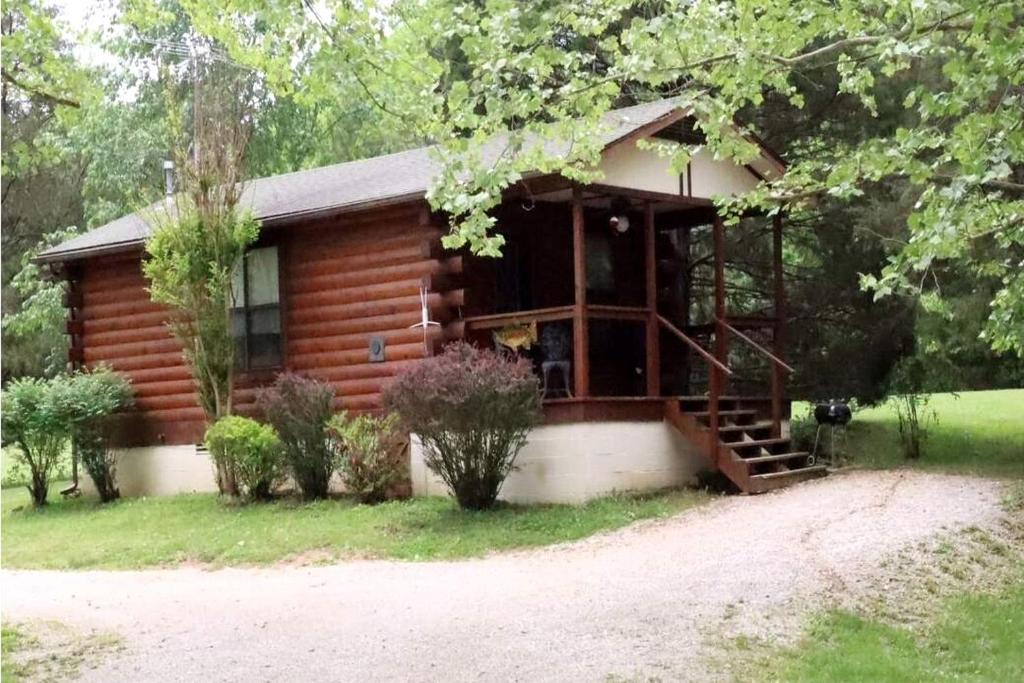 Riverfront Vacation Rental with Gas Fireplace in Eureka Springs, Arkansas