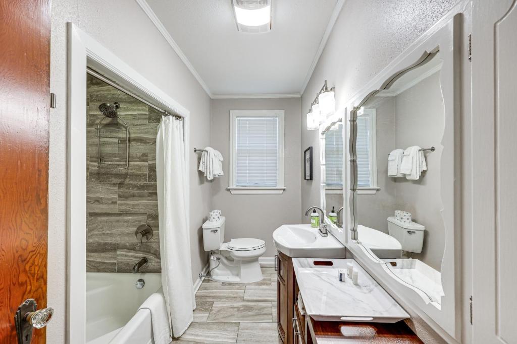 Walk to Oaklawn Racetrack Hot Springs Getaway! - Image 8