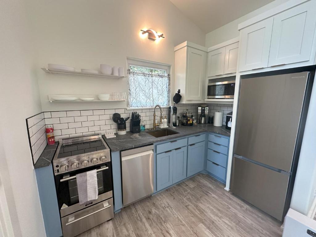 Firefly2 - luxury lakeside treehouse with hot tub - Image 4