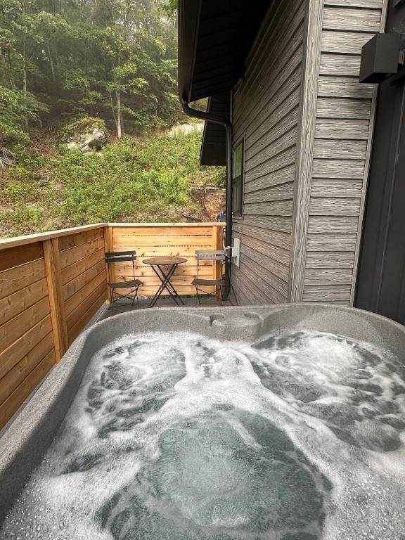 Firefly2 - luxury lakeside treehouse with hot tub