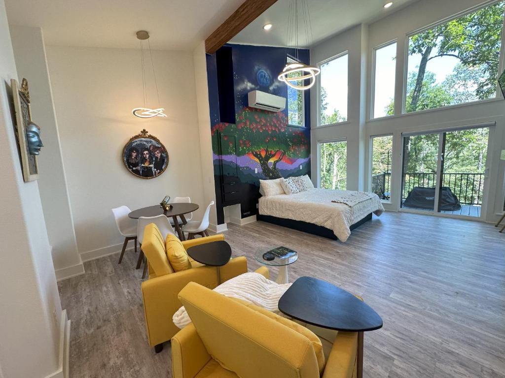 Firefly2 - luxury lakeside treehouse with hot tub