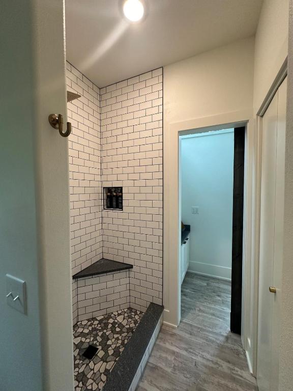 Firefly2 - luxury lakeside treehouse with hot tub - Image 8