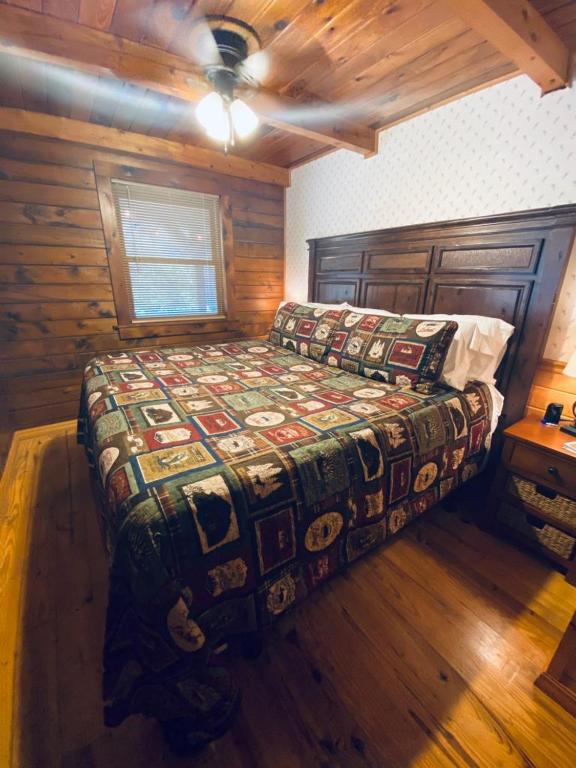 Cozy Cabin at Bear Mountain Log Cabins - Image 6