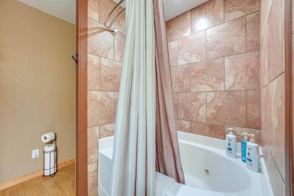 Hot Tub (Jacuzzi) - Photo 2