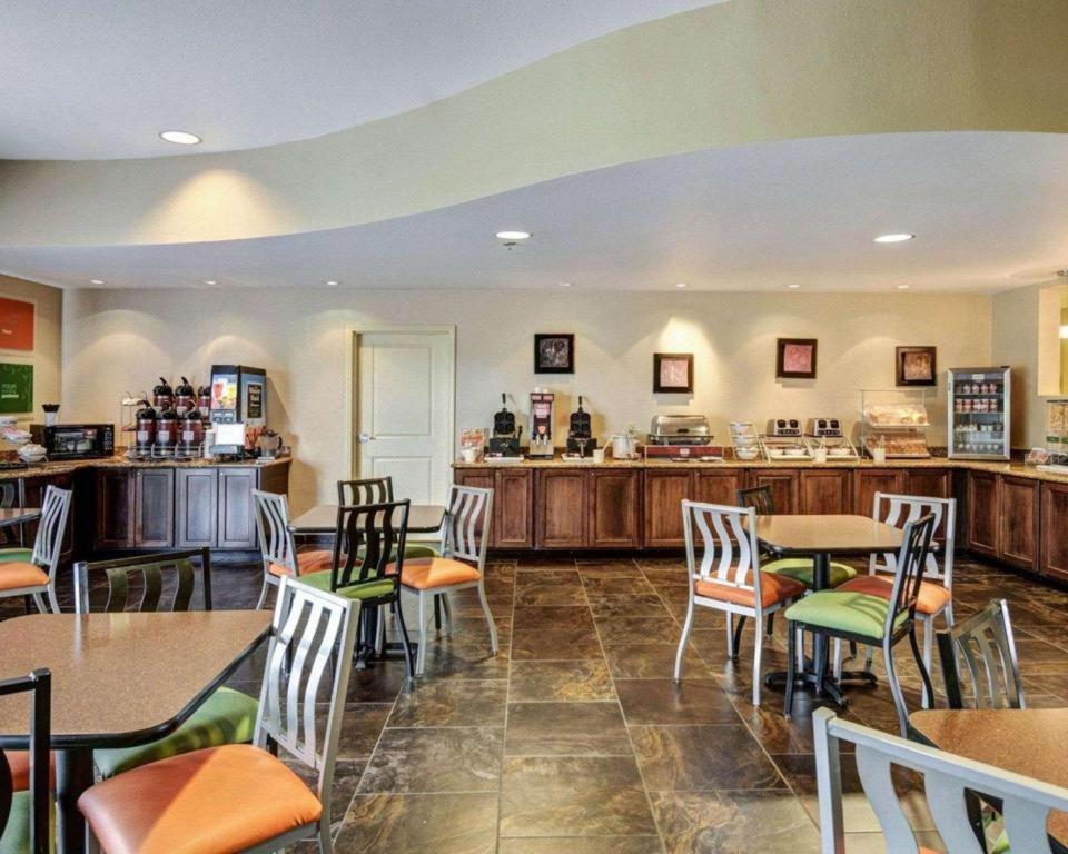 Comfort Suites near Hot Springs Park - Image 4