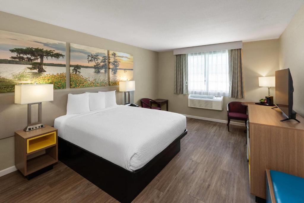 Days Inn by Wyndham Mountain Home - Image 6