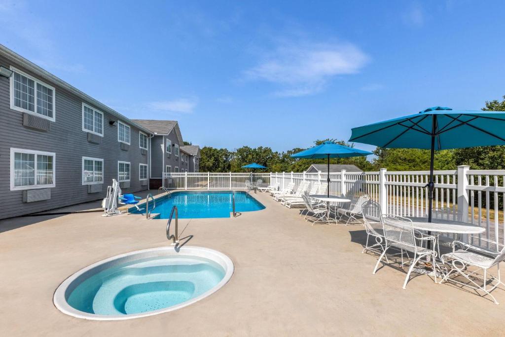 Hot Tub (Jacuzzi) - Photo 2