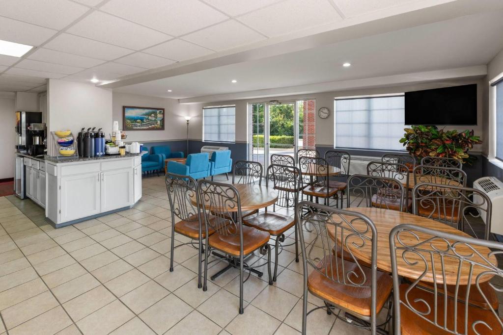 Days Inn by Wyndham Mountain Home - Image 5