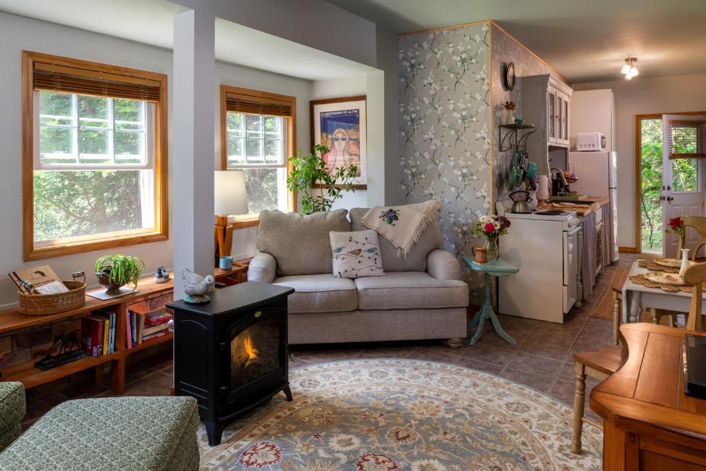 Eureka Sunset Cabins - Image 8