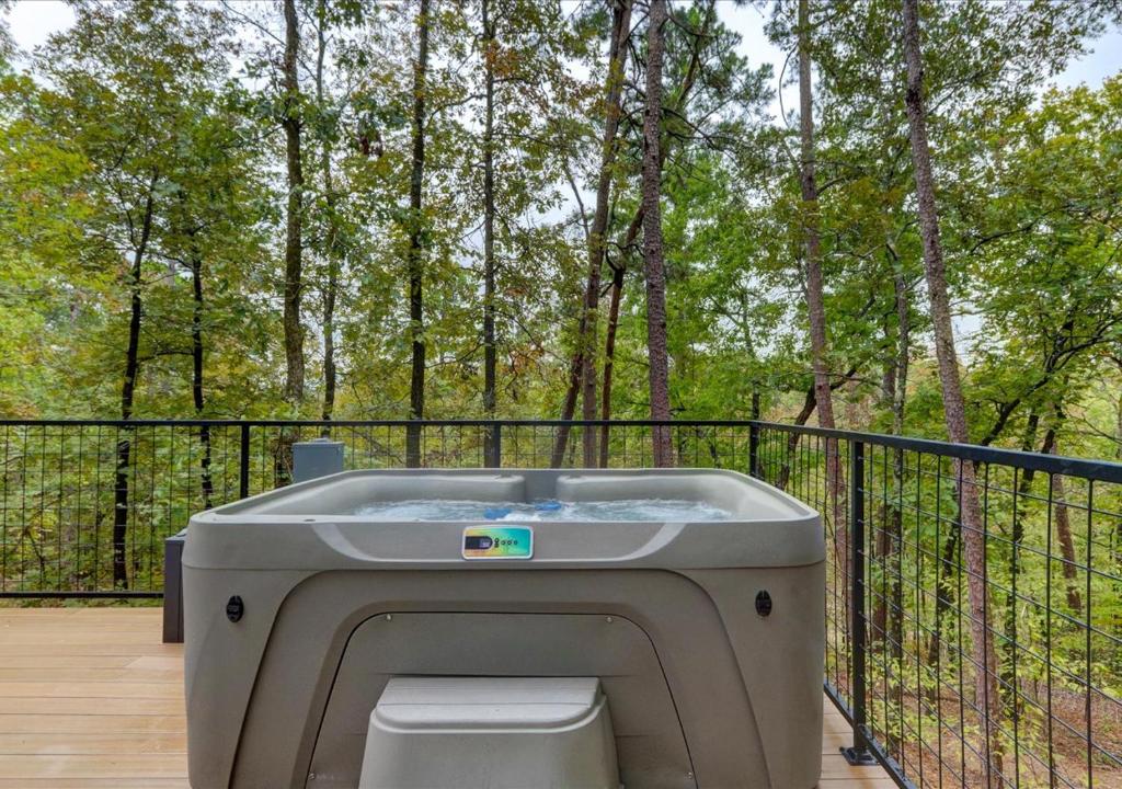 Hot Tub (Jacuzzi) - Photo 2