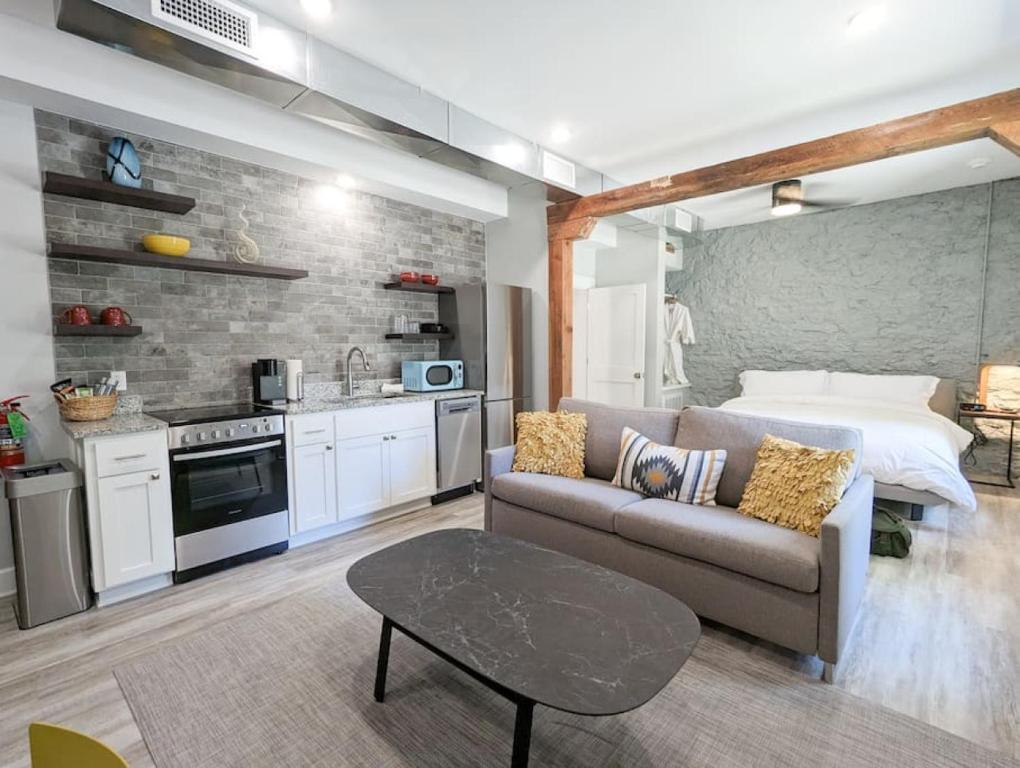 151 Spring Downtown Eureka Springs Suite A - Image 4