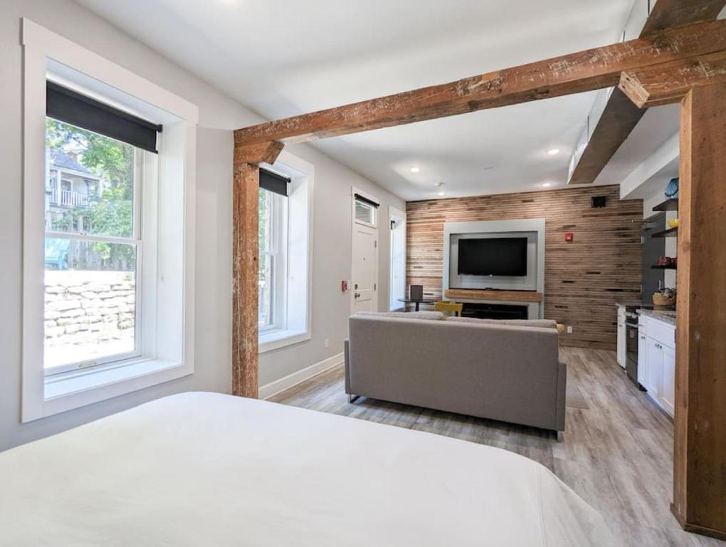 151 Spring Downtown Eureka Springs Suite A - Image 5