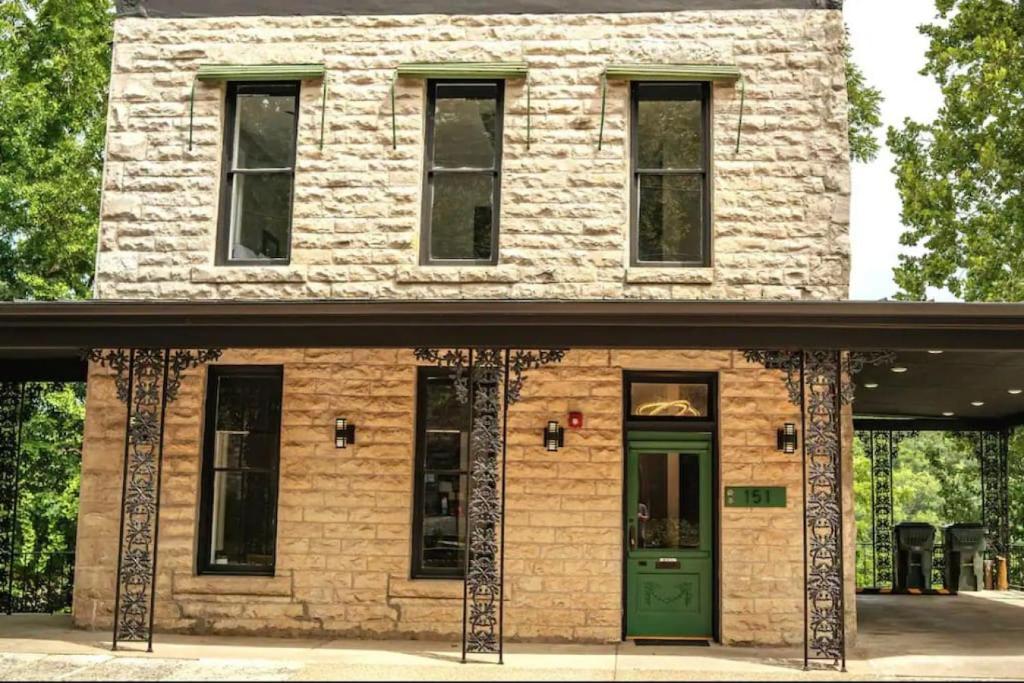 151 Spring Downtown Eureka Springs Suite A