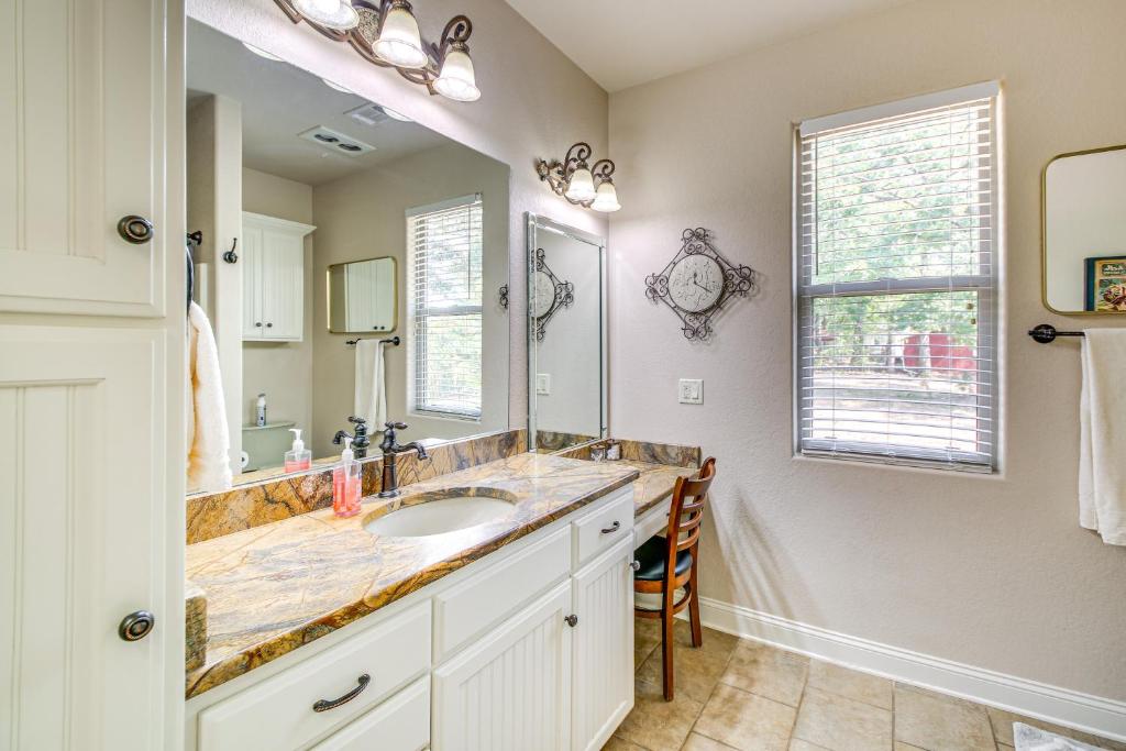 Less Than 5 Mi to Lake Desoto Grand Hot Springs Home - Image 8