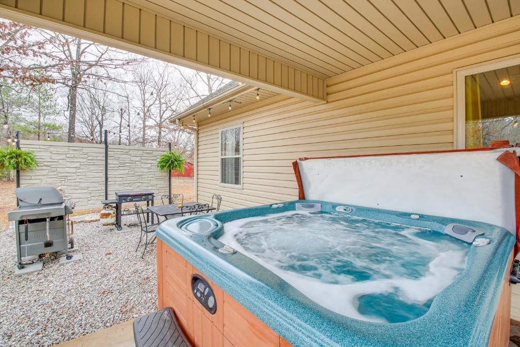 Hot Tub (Jacuzzi) - Photo 4