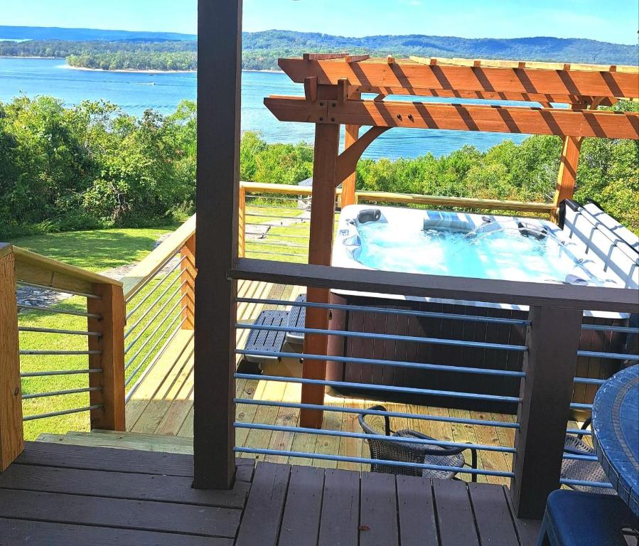 Hot Tub (Jacuzzi) - Photo 2