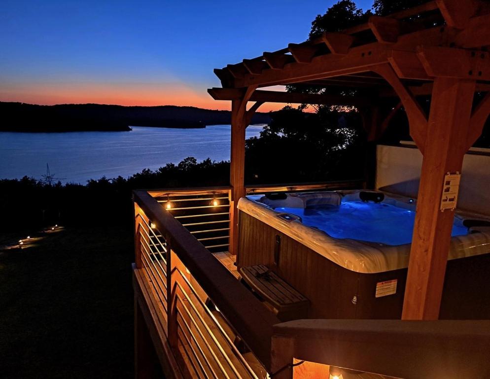 Hot Tub (Jacuzzi) - Photo 3