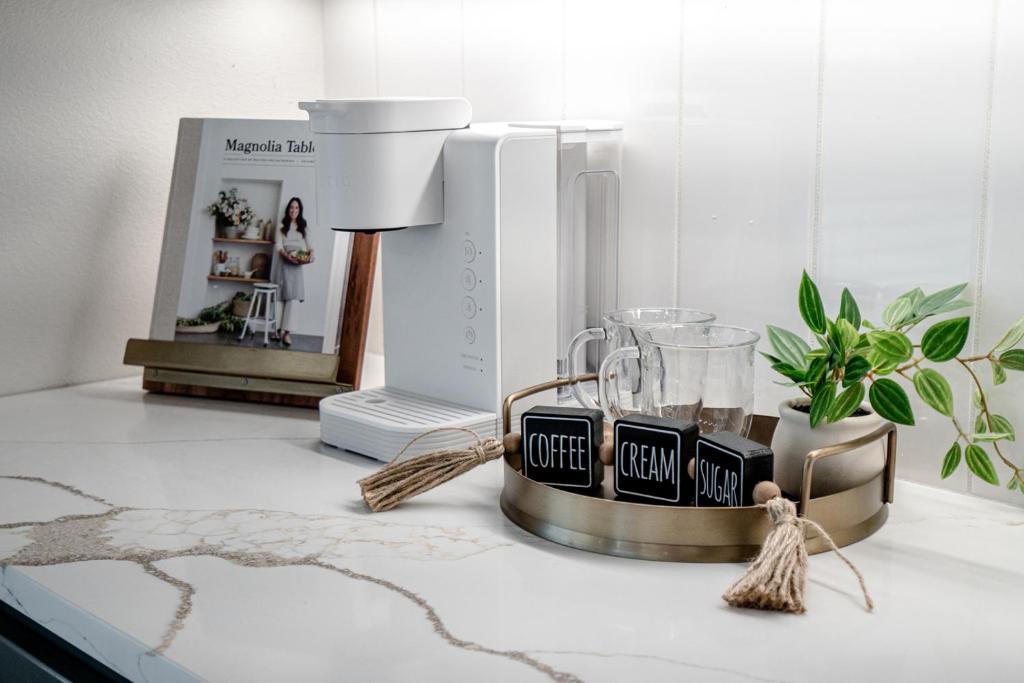 The June Hot tub with king beds on 2 acres - Image 5