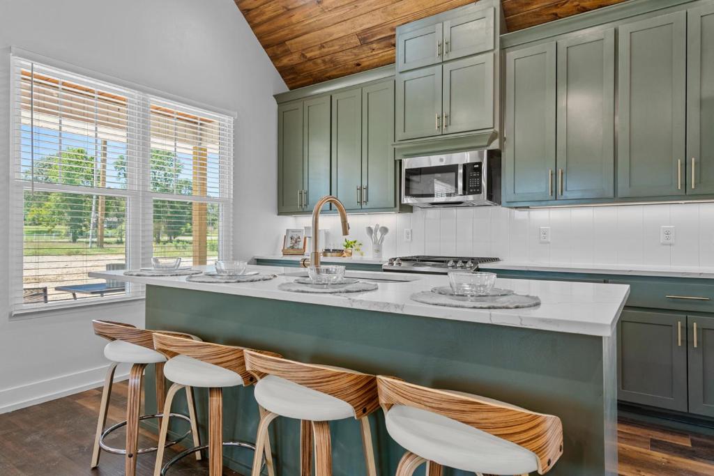 The June Hot tub with king beds on 2 acres - Image 4