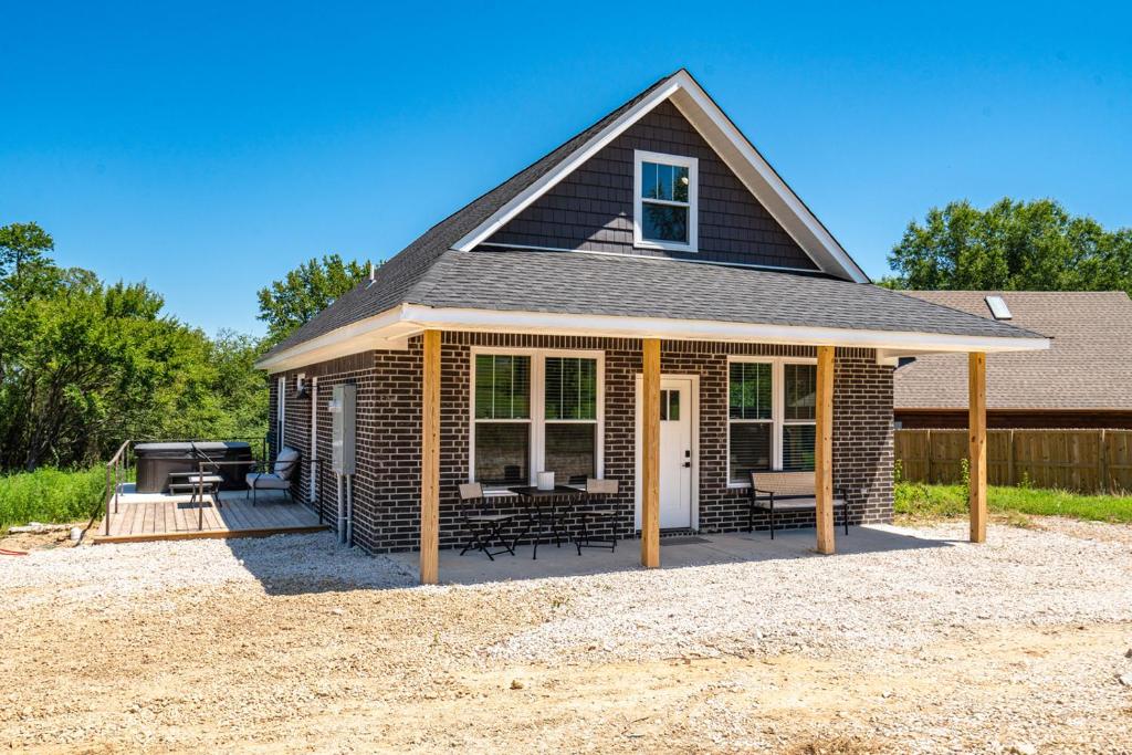 Hot Tub (Jacuzzi) - Photo 2