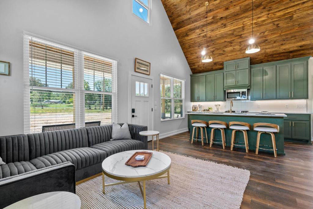 The June Hot tub with king beds on 2 acres - Image 7