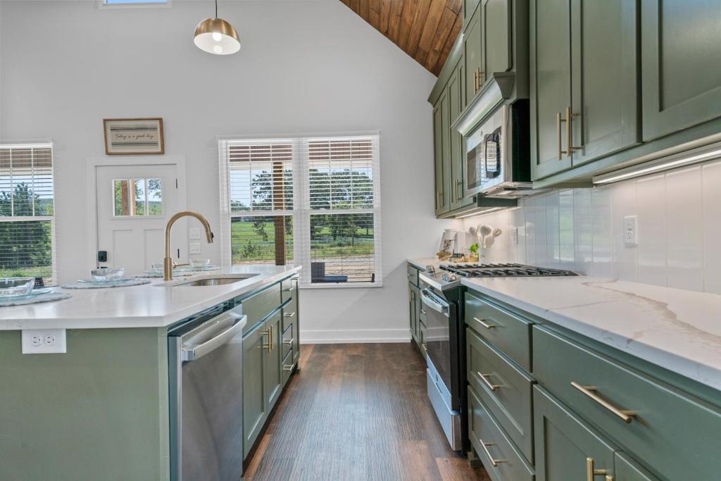 The June Hot tub with king beds on 2 acres - Image 8