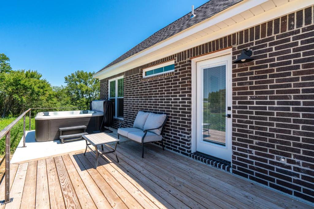 The June Hot tub with king beds on 2 acres