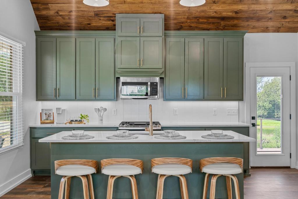 The June Hot tub with king beds on 2 acres - Image 6