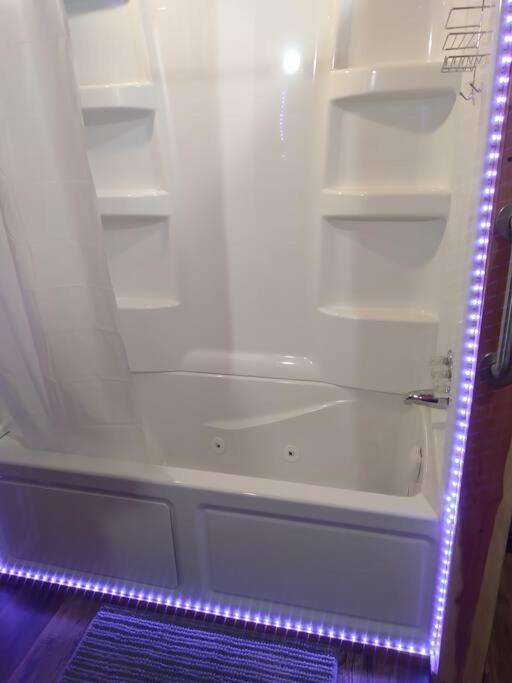 Hot Tub (Jacuzzi) - Photo 2