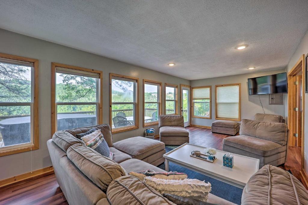 Private Eureka Springs Retreat with Hot Tub! - Image 5