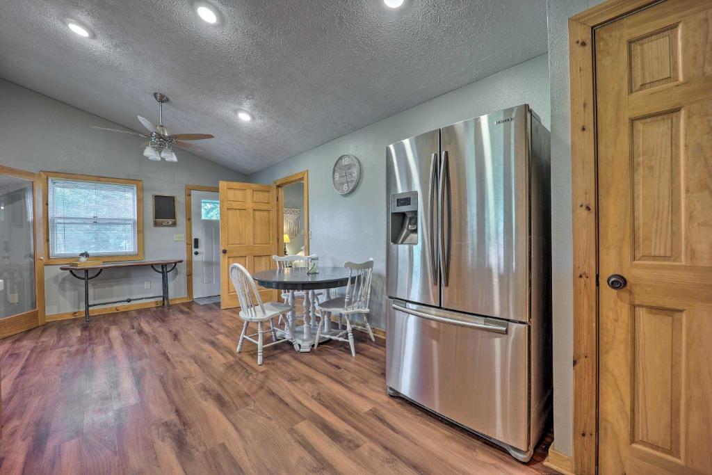 Private Eureka Springs Retreat with Hot Tub! - Image 4