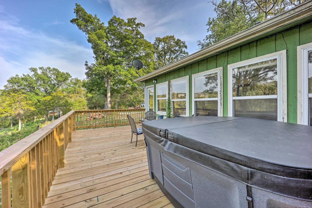 Private Eureka Springs Retreat with Hot Tub!
