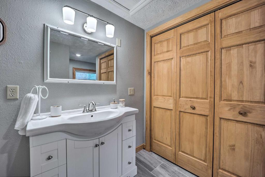 Private Eureka Springs Retreat with Hot Tub! - Image 8