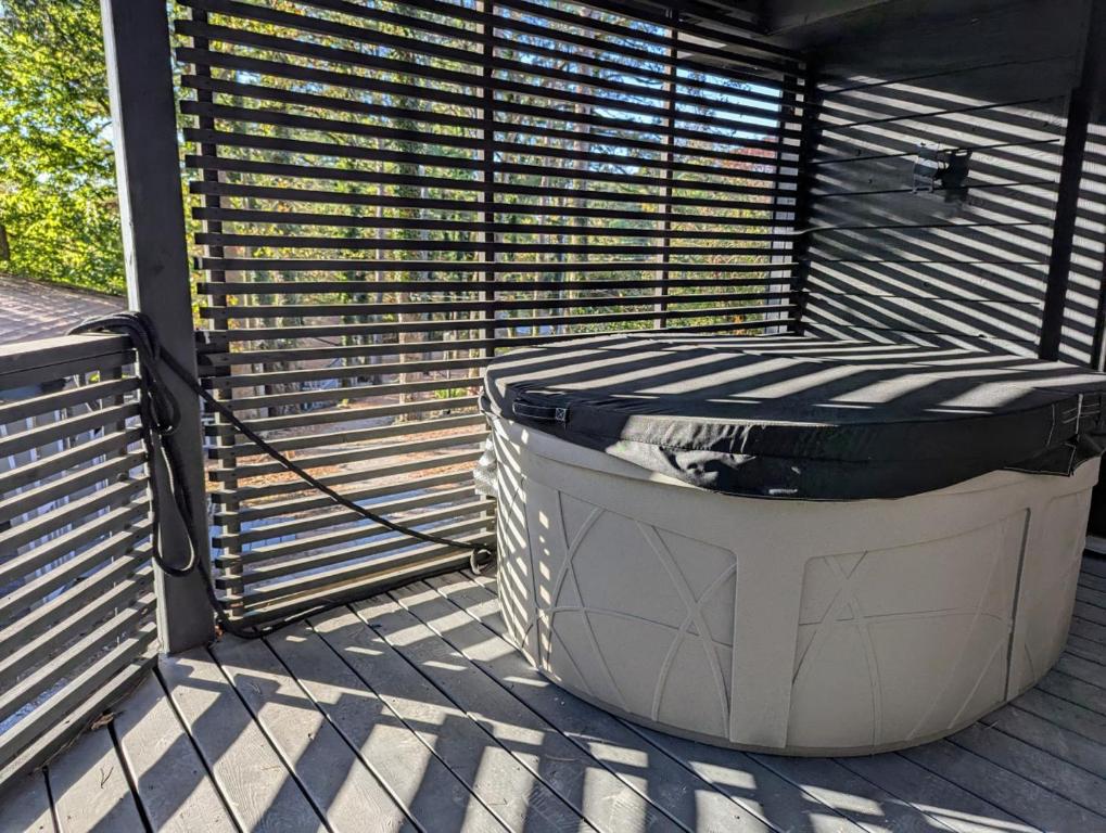 Pine Lodge w King TT Beds Hot Tub Deck Grill