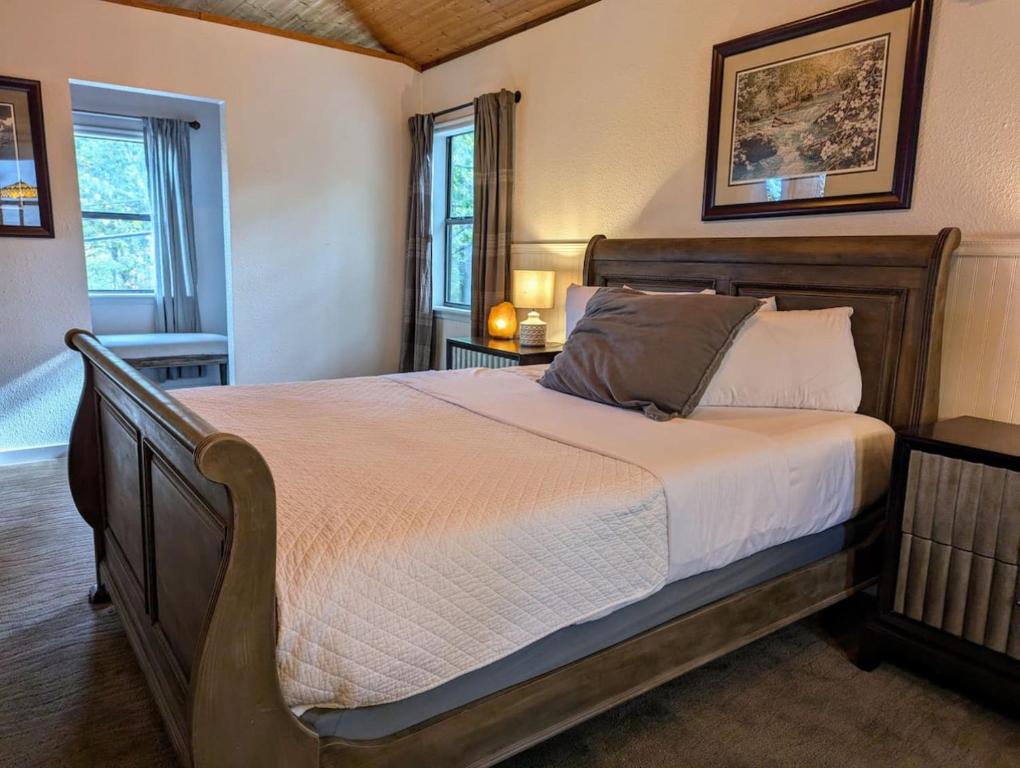 Pine Lodge w King TT Beds Hot Tub Deck Grill